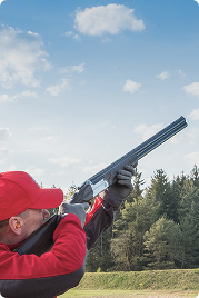 shooter aiming a shotgun at the range